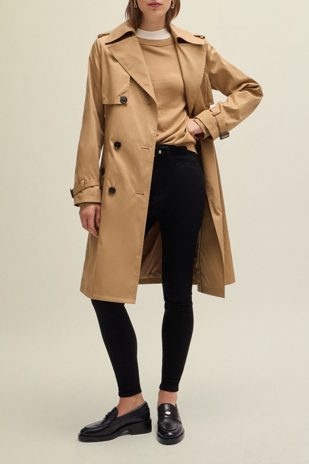 תמונת כל הלוק של מעיל טרנץ'